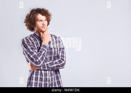 Una parentesi dai capelli guy pensa con una seria di emozione. Foto Stock