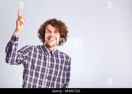 Il curly-haired guy sollevato il ragazzo fino felice con l'idea con Foto Stock