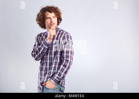 Una parentesi dai capelli guy pensa con una seria di emozione. Foto Stock