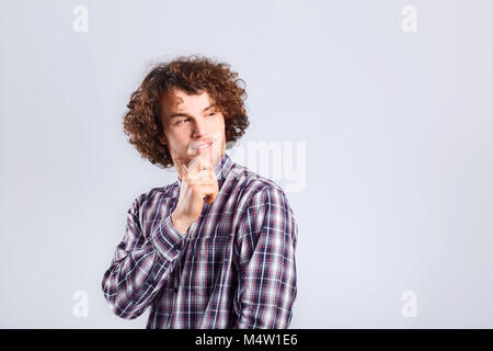 Una parentesi dai capelli guy pensa con una seria di emozione. Foto Stock