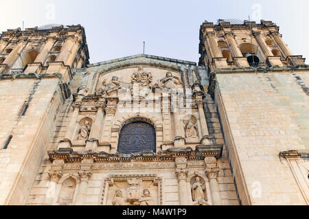 Il restaurato la facciata della chiesa di Santo Domingo de Guzman in Oaxaca, Messico. Foto Stock