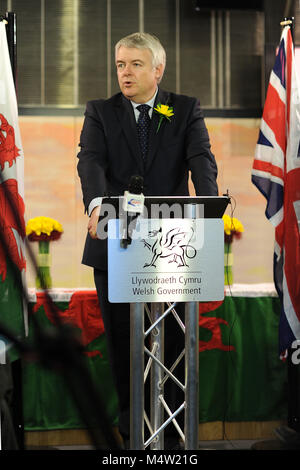 Primo Ministro del Galles Carwyn Jones mi parla al Senedd nella Baia di Cardiff, Galles, UK. Foto Stock