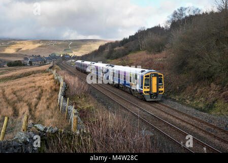 Sprinter treni passeggeri da Carlisle passa attraverso Garsdale nel Yorkshire Dales National Park, en route per Leeds, Regno Unito. Foto Stock