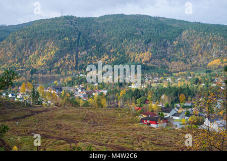 Distanza lunga panoramica vista generale di Kyrkjebygda- parte di Evje city- con Evje chiesa. Vista da Lian hill, Evje, Norvegia. Foto Stock