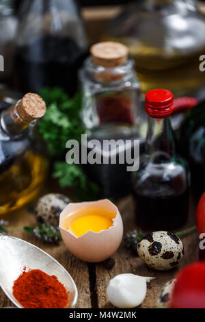 Grande set di salse e spezie, con verdure in una scatola di legno Foto Stock