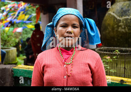 La donna a Darjeeling, India indossando vestiti tradizionali, tra cui golden gli anelli nasali. Foto Stock