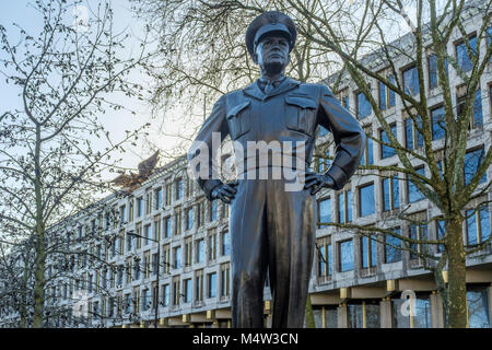 Statua di Dwight D. Eisenhower, il trentaquattresimo Presidente degli Stati Uniti, al di fuori dell ex ambasciata statunitense edificio, Grosvenor Square, London, Regno Unito Foto Stock