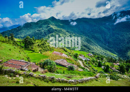 Villaggio rurale e fattoria sull Annapurna trailside pendenza in montagna himalayana. Foto Stock