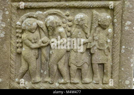 Dettaglio della pietra che intaglia su 9th-secolo Monasterboice alta Croce, nella contea di Louth, Irlanda. Foto Stock