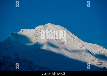 Picco di montagna illuminata dal sole Foto Stock