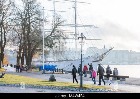 Le persone godono di una Domenica a piedi durante l'autunno a isola di Skeppsholmen di Stoccolma. La capitale della Svezia è costruita su 17 isole. Foto Stock