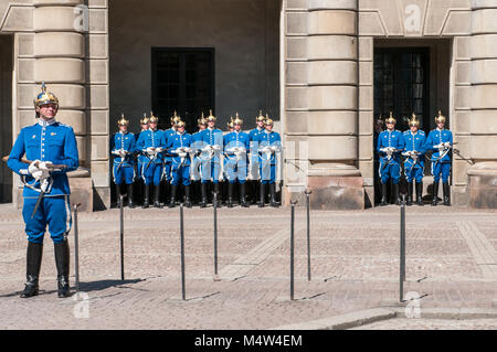 Cambio della guardia al Palazzo Reale di Stoccolma durante il tempo primaverile Foto Stock