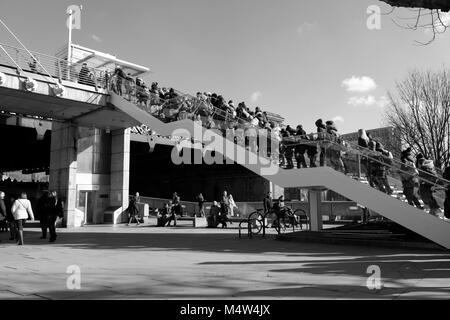 Pedoni salire le scale del Giubileo d oro ponti, Londra Foto Stock