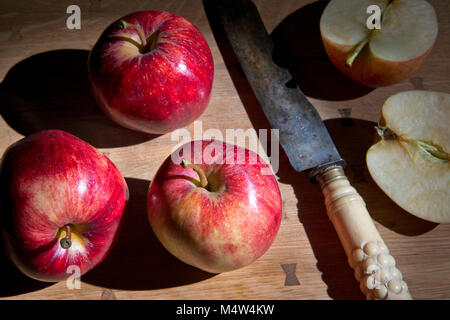 Cox's Orange Pippin mele su un tagliere con un antico francese coltello da cucina Foto Stock