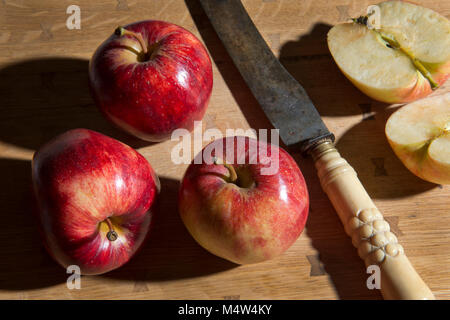 Cox's Orange Pippin mele su un tagliere con un antico francese coltello da cucina Foto Stock