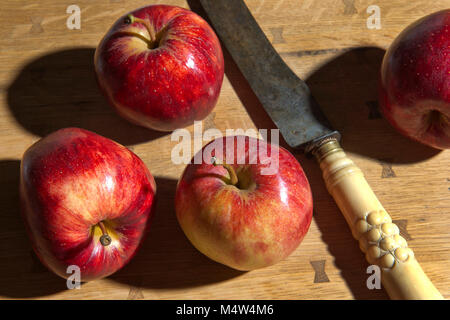 Cox's Orange Pippin mele su un tagliere con un antico francese coltello da cucina Foto Stock