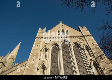 Esterno della Cattedrale di San Patrizio, Dublino con il blu del cielo. Foto Stock