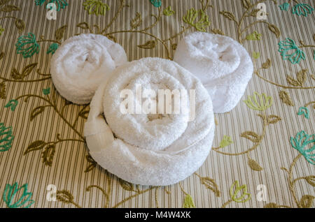 Asciugamani Bianchi sagomata nella forma di Mickey Mouse orecchie impostato sulla biancheria da letto a Disney's Grand Floridian Resort & Spa in Orlando, FL, Stati Uniti d'America. Foto Stock