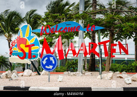 Segno colorato accoglie i visitatori a San Martino, aka St Maarten in Indie ad ovest. Foto Stock