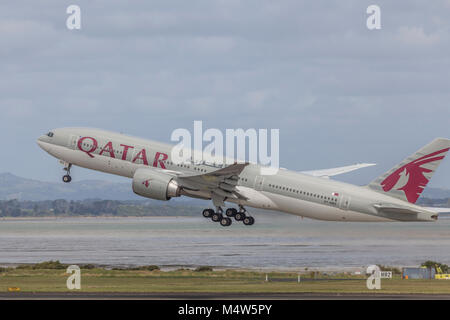 A7-BBD Boeing 777-2DZ (L)R) Qatar Airways AKL aeroporto di Auckland, Isola del nord, Nuova Zelanda Foto Stock