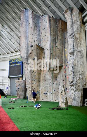 Muro di roccia da scalare all'interno della Halsey Fieldhouse all'Accademia Navale degli Stati Uniti, Annapolis, MD, Stati Uniti d'America Foto Stock