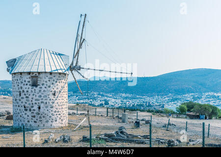 Fila di restaurato tradizionali mulini a vento sulla cima della collina di Bodrum affacciato Bodrum e Gumbet. Foto Stock