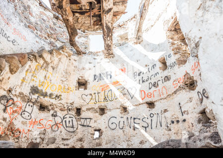 Interno del vecchio rovinato i mulini a vento sulla cima della collina di Bodrum affacciato Bodrum e Gumbet Foto Stock