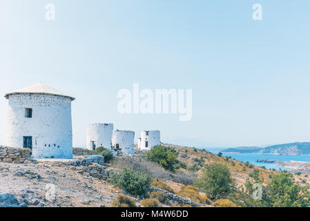 Fila di restaurato tradizionali mulini a vento sulla cima della collina di Bodrum affacciato Bodrum e Gumbet. Foto Stock