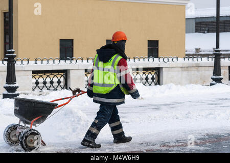 Mosca, 5 Febbraio 2018: Non identificato, irriconoscibile lavoratore va lungo il Patriarca ponte con Agri Fab carriola in inverno. Foto Stock