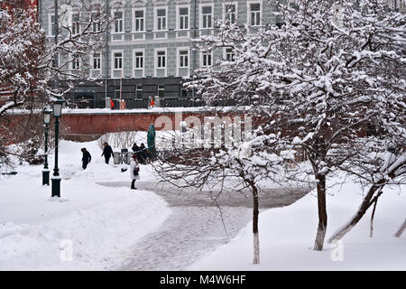 Mosca, 5 Febbraio 2018: Non identificato, irriconoscibile la gente in coperta di neve Alexander Giardino del Cremlino di Mosca dopo la pesante tempesta di neve. Foto Stock