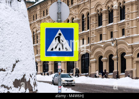 Mosca, 5 Febbraio 2018: il giallo e il blu dipinto di attraversamento pedonale strada segno di avvertimento su una coperta di neve street vicino a Piazza Rossa. Foto Stock