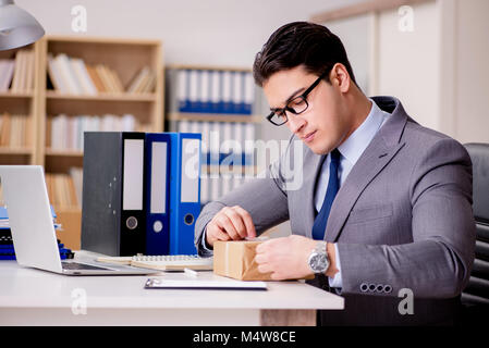 Imprenditore riceve i pacchi in ufficio Foto Stock