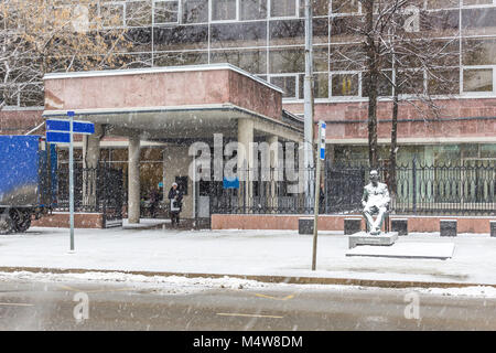 Monumento a architetto Le Corbusier di fronte all'entrata principale dell'edificio per uffici , costruita sul suo progetto . Un monumento in bronzo durante una nevicata. Foto Stock