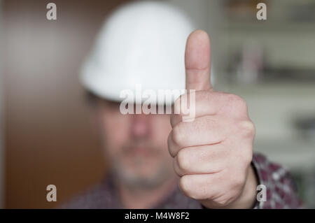 Lavoratore edile che mostra la mano con il pollice in alto Foto Stock