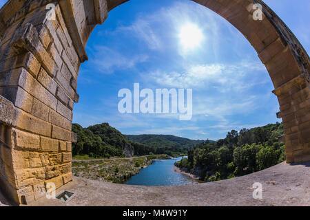 Un ponte span è fotografato lente fisheye Foto Stock