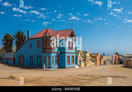 Case colorate in Luderitz, stile tedesco città in Namibia Foto Stock