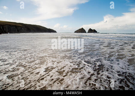 Bella Cornish seascape che mostra il mare e la costa frastagliata della Cornovaglia. Foto Stock