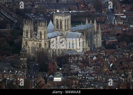 Vista aerea della Cattedrale Metropolitical e Chiesa di San Pietro a York, comunemente noto come York Minster in York come visto da un aeromobile leggero. Foto Stock