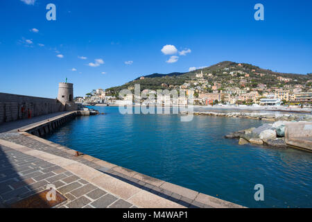 RECCO, Italia, 13 febbraio 2018 - Vista della città di Recco , Genova (Genova) Provincia, Liguria, costa mediterranea, Italia Foto Stock