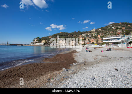 RECCO, Italia, 13 febbraio 2018 - Vista della città di Recco dalla spiaggia , Genova (Genova) Provincia, Liguria, costa mediterranea, Italia Foto Stock