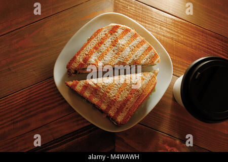 Tazza di portar via il caffè e panini sulla piastra Foto Stock
