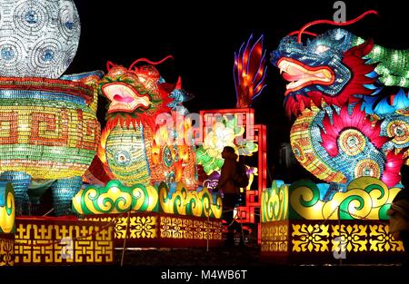 In Scozia la più grande celebrazione del Capodanno cinese, il Gigante lanterne di Cina installazione presso lo Zoo di Edimburgo, che ha accolto nell'anno del cane, ispirato da lo zoo di panda giganti. Foto Stock