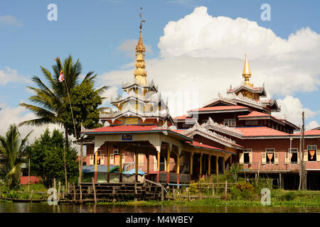 Nyaung Shwe: monastero, Lago Inle, Stato Shan, Myanmar (Birmania) Foto Stock