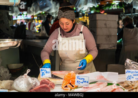 Barcellona, Spagna - 5 Dicembre 2016: il fornitore vende pesce e frutti di mare sulla Santa Catarina Mercato, situato nel quartiere di Sant Pere e è l'o Foto Stock