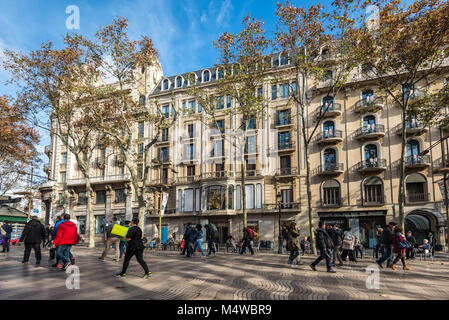 Barcellona, Spagna - 5 Dicembre 2016: la gente a piedi da presso la famosa Rambla street a Barcellona, Spagna. La Rambla si trova nel centro di Barcellona, betw Foto Stock