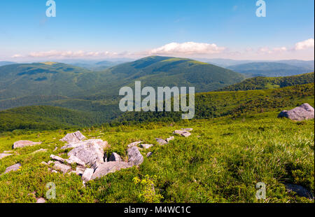Massi sulla collina. estate montagna paesaggio. prato con enormi pietre tra l'erba sulla sommità della collina Foto Stock
