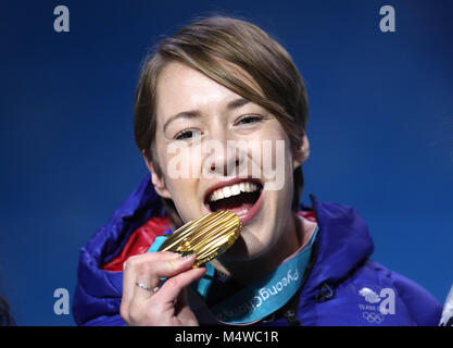 Gran Bretagna Lizzy Yarnold pone con la sua medaglia d'oro durante la premiazione per la donna scheletro sul giorno nove del PyeongChang 2018 Giochi Olimpici Invernali in Corea del Sud. Foto Stock