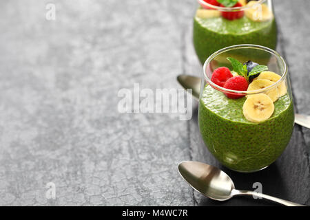 In casa tè verde Matcha chia budino di sementi, vegan dessert Foto Stock