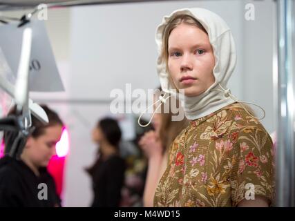 Un modello di backstage prima della Preen di Thornton Bregazzi Autunno/Inverno 2018 London Fashion Week show a Topshop visualizza lo spazio. Foto Stock