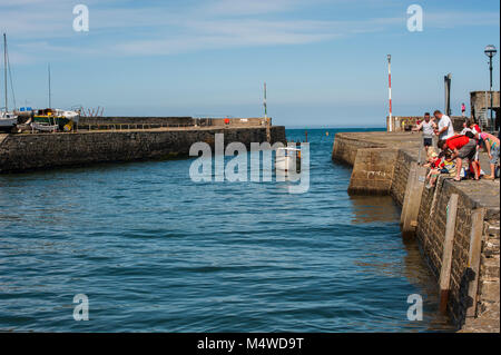 Aberaeron Harbour su una soleggiata giornata d'estate Foto Stock